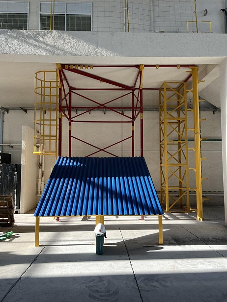 г. Новый Уренгой.  В ЧПОУ «Газпром техникум Новый Уренгой» используют тренажер "Альпинист - 02-03-2" для отработки навыков