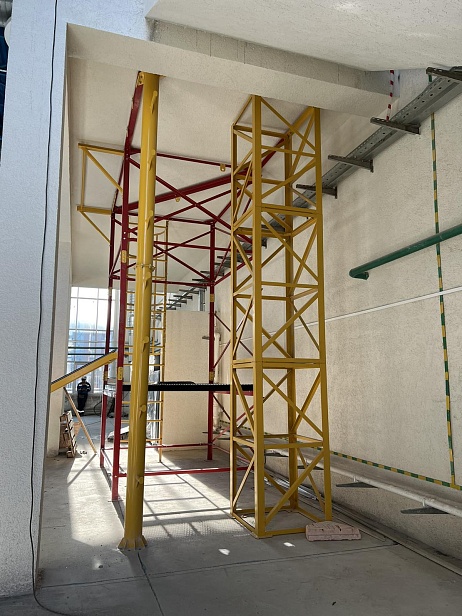 г. Новый Уренгой.  В ЧПОУ «Газпром техникум Новый Уренгой» используют тренажер "Альпинист - 02-03-2" для отработки навыков